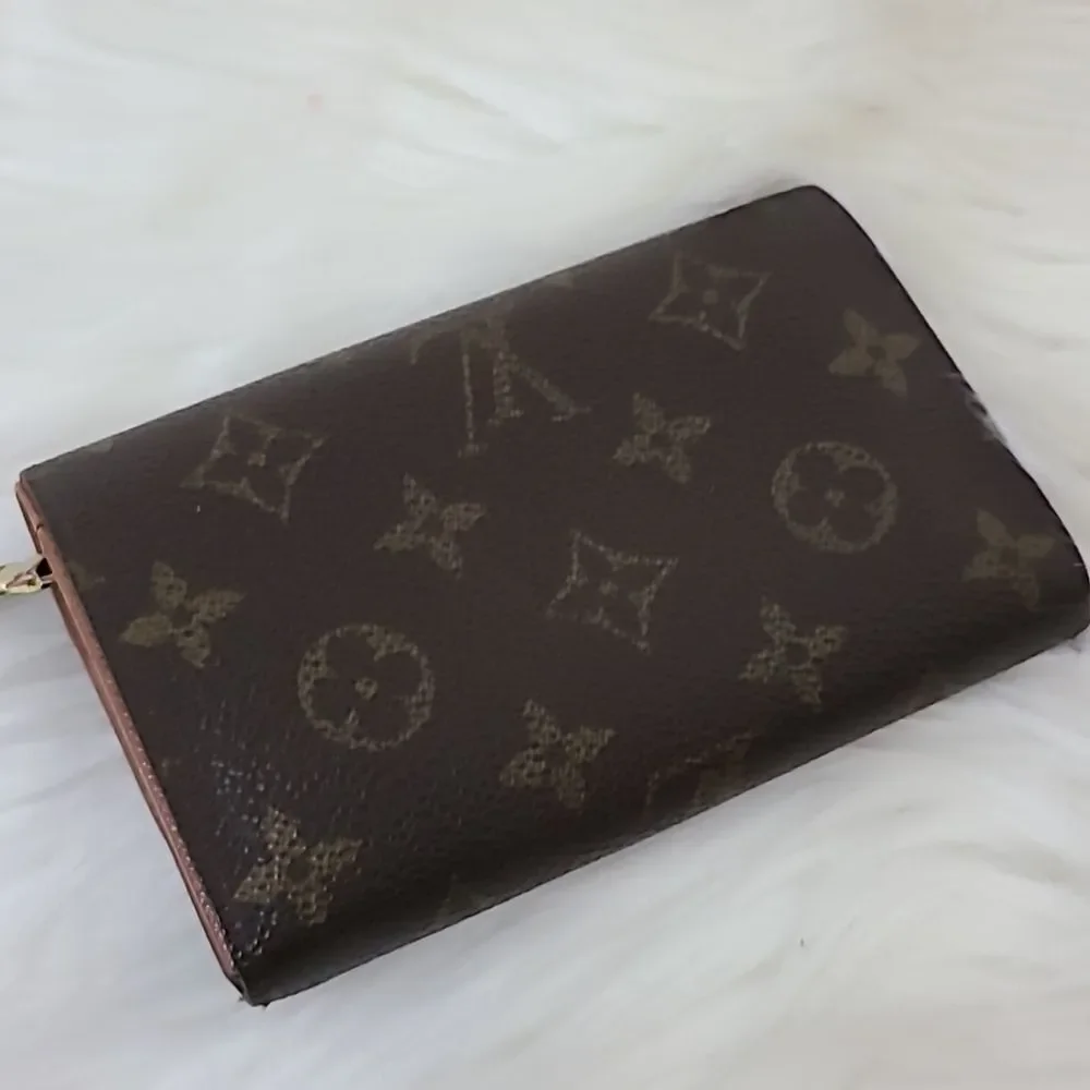 💯 Authentic Louis Vuitton Short Wallet 🍀